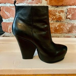 Matiko Leather Split Wedge Bootie Size 7.5